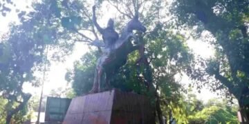 दिल्ली: कड़ी सुरक्षा में शाही ईदगाह के पास लगाई जा रही रानी लक्ष्मी बाई की प्रतिमा