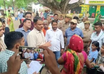 बाढ़ से प्रभावित परिवारों को तत्काल राहत सामग्री मुहैया कराने के निर्देश