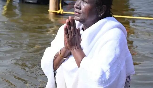 CM योगी के साथ महाकुंभ पहुंची राष्ट्रपति द्रौपदी मुर्मू, गंगा पूजा के बाद की आरती