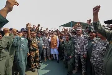 आदमपुर एयरबेस पर पहुंचे PM MODI, एयरफोर्स के जवानों से की मुलाकात