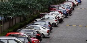 UP: सड़क किनारे पार्क की गाड़ी तो देना होगा इतना शुल्क, सरकार ने बदली पार्किंग पॉलिसी