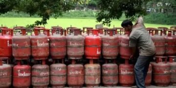त्योहार के महीने में जनता को बड़ा झटका, बढ़ गए LPG सिलेंडर के दाम