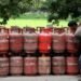 त्योहार के महीने में जनता को बड़ा झटका, बढ़ गए LPG सिलेंडर के दाम