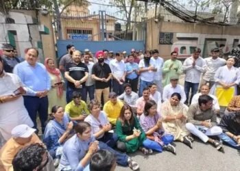 मालीवाल केस में हो रही केजरीवाल के माता पिता से पूछताछ, CM आवास पर जुटे AAP समर्थक