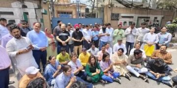 मालीवाल केस में हो रही केजरीवाल के माता पिता से पूछताछ, CM आवास पर जुटे AAP समर्थक