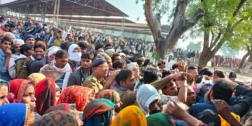 MP: खाद के लिए किसानों का संघर्ष, कमी के कारण चले लात- घूंसे