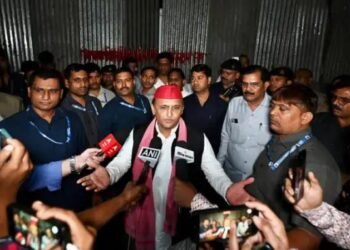 लखनऊ JPNIC में माल्यार्पण नहीं कर सके अखिलेश, पुलिस ने लगाई बैरिकेडिंग