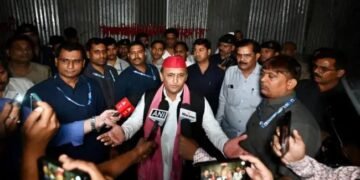 लखनऊ JPNIC में माल्यार्पण नहीं कर सके अखिलेश, पुलिस ने लगाई बैरिकेडिंग
