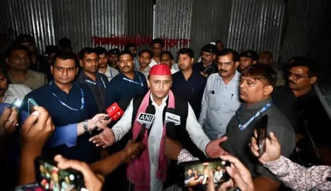 लखनऊ JPNIC में माल्यार्पण नहीं कर सके अखिलेश, पुलिस ने लगाई बैरिकेडिंग