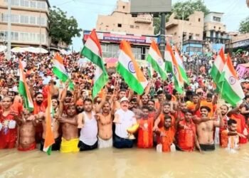 सावन के तीसरे सोमवार को तिरंगा लेकर कांवरिया बोले ” सबका साथ हो गंगा साफ हो