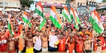 सावन के तीसरे सोमवार को तिरंगा लेकर कांवरिया बोले ” सबका साथ हो गंगा साफ हो