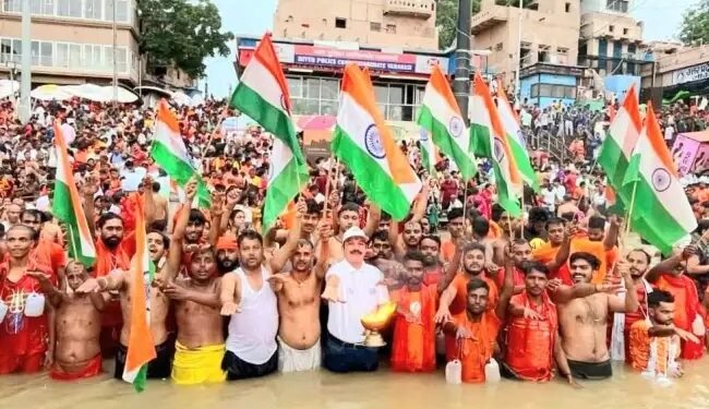 सावन के तीसरे सोमवार को तिरंगा लेकर कांवरिया बोले ” सबका साथ हो गंगा साफ हो