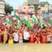 सावन के तीसरे सोमवार को तिरंगा लेकर कांवरिया बोले ” सबका साथ हो गंगा साफ हो