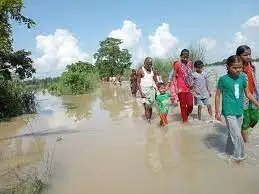 मऊ में खतरे के निशान को पार किया सरयू का जलस्तर, दहशत में लोग