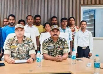 छत्तीसगढ़ के सुकमा जिले में आठ नक्सलियों ने सुरक्षा बलों के सामने आत्मसमर्पण किया