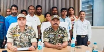 छत्तीसगढ़ के सुकमा जिले में आठ नक्सलियों ने सुरक्षा बलों के सामने आत्मसमर्पण किया