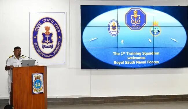 रॉयल सऊदी नौसेना बल (आरएसएनएफ) के प्रशिक्षु, प्रथम प्रशिक्षण स्क्वाड्रन में शामिल हुए