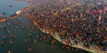 महाकुंभ से इकोनॉमी को मिला बड़ा बूस्ट, 40 करोड़ श्रद्धालुओं से हुआ 2 लाख करोड़ का रेवेन्यू!