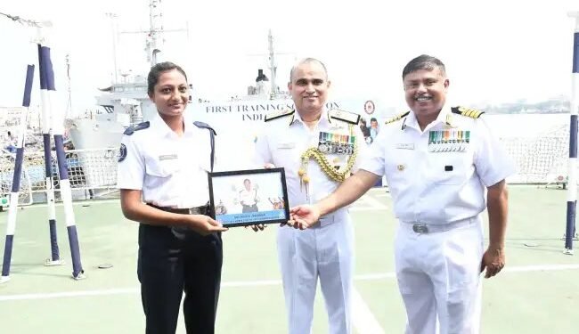 प्रथम प्रशिक्षण स्क्वाड्रन प्रशिक्षु पाठ्यक्रम के अंतर्गत समुद्री प्रशिक्षण का समापन