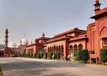AMU पर सुप्रीम फैसला, SC ने नए सिरे से निर्धारण के लिए बनाई 3 जजों की बेंच