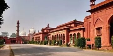 AMU पर सुप्रीम फैसला, SC ने नए सिरे से निर्धारण के लिए बनाई 3 जजों की बेंच