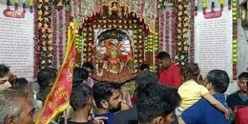 नवरात्रि के पहले दिन मंदिरों में दिखा श्रद्धालुओं का तंता, दर्शन करने पहुंचे भक्त