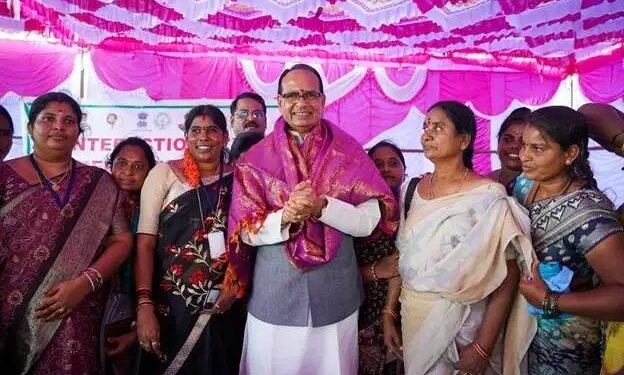केंद्रीय कृषि मंत्री शिवराज सिंह चौहान ने आंध्र प्रदेश में किसानों और स्वयं सहायता समूह की महिलाओं से किया संवाद