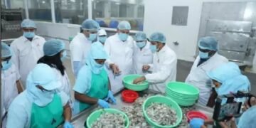 केंद्रीय मंत्री ने एक्वा फूड पार्क में झींगा खाद्य प्रसंस्करण इकाई का दौरा किया
