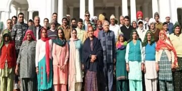 नए संसद भवन का दौरा करने पहुंचे हरियाणा के किसान