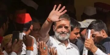 रायबरेली के एम्स पहुंचे राहुल गांधी, शहीद कैप्टन अंशुमान के परिवार से की मुलाकात