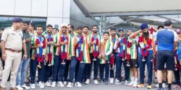 पेरिस में भारतीय हॉकी टीम की घर वापसी, एयरपोर्ट से ही शुरु हो गया जश्न