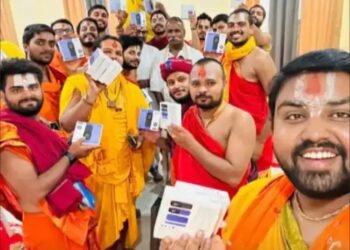 पुजारी राम मंदिर परिसर में नहीं इस्तेमाल कर सकेंगे एंड्रॉयड फोन; मिला की-पैड मोबाइल