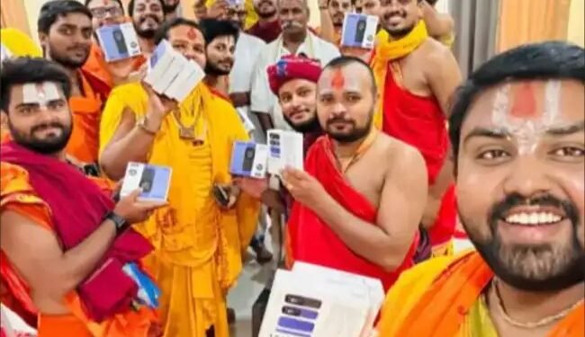 पुजारी राम मंदिर परिसर में नहीं इस्तेमाल कर सकेंगे एंड्रॉयड फोन; मिला की-पैड मोबाइल