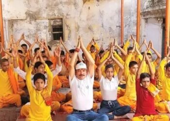 गंगा तट पर बटुकों के साथ साधा योग, दिया संदेश – रोगों के लिए संजीवनी है योग “