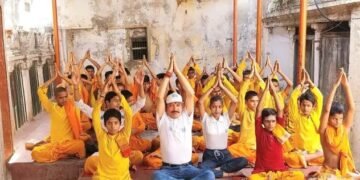 गंगा तट पर बटुकों के साथ साधा योग, दिया संदेश – रोगों के लिए संजीवनी है योग “