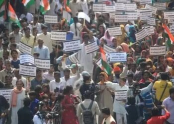 CAA पर दिया बयान केजरीवाल पर पड़ा भारी, आवास के बाहर हिंदू शरर्णाथियों का प्रदर्शन