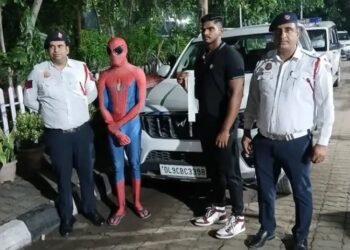 दिल्ली पुलिस ने पकड़ा स्पाइडर मैन, बोनट पर बैठकर घूम रहा था राजधानी
