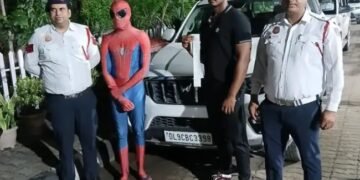 दिल्ली पुलिस ने पकड़ा स्पाइडर मैन, बोनट पर बैठकर घूम रहा था राजधानी