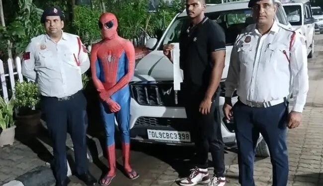 दिल्ली पुलिस ने पकड़ा स्पाइडर मैन, बोनट पर बैठकर घूम रहा था राजधानी