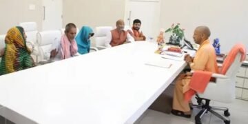 बहराइच हिंसा: मृतक के परिवार से मिले CM योगी, कहा – दोषियों को बख्शा नहीं जाएगा