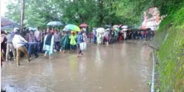 पंजाब में भारी बारिश, हिमाचल में फटा बादल, 19 लोग लापता
