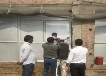 वाराणसी में झूला ब्रांड ऑयल के मालिक दीनानाथ व महेश झुनझुनवाला के घर छापा पड़ा