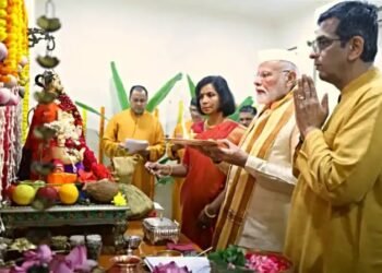सीजेआई चंद्रचूड़ के साथ पीएम मोदी ने की गणपति पूजा, विपक्षी नेताओं ने काटा बवाल