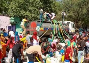 भीषण गर्मी के बाद पानी की किल्लत, दिल्ली के इन इलाकों में पानी की कमी से परेशान लोग