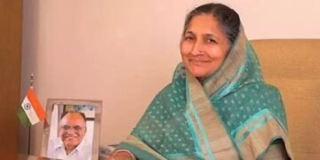 चुनाव से पहले कांग्रेस को बड़ा झटका, भारत की सबसे अमीर महिला ने छोड़ा पार्टी का हाथ