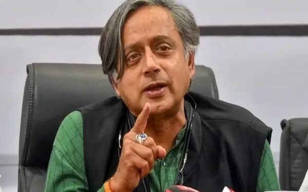 शशि थरूर का PA दिल्ली एयरपोर्ट से गिरफ्तार, गोल्ड स्मगलिंग के लगे आरोप