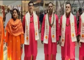 विश्वनाथ धाम में गेरुआ वेश में दिखे पुलिसकर्मी