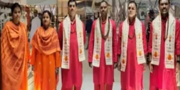 विश्वनाथ धाम में गेरुआ वेश में दिखे पुलिसकर्मी