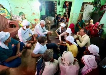 हाथरस पहुंचे राहुल गांधी, जमीन पर बैठ पीड़ित परिवारों का सुना दर्द