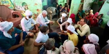 हाथरस पहुंचे राहुल गांधी, जमीन पर बैठ पीड़ित परिवारों का सुना दर्द